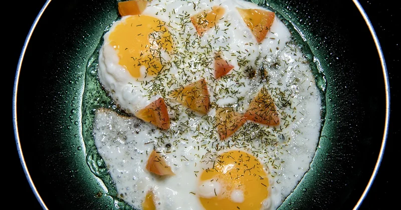 Réussir une omelette baveuse : le temps de cuisson à la poêle