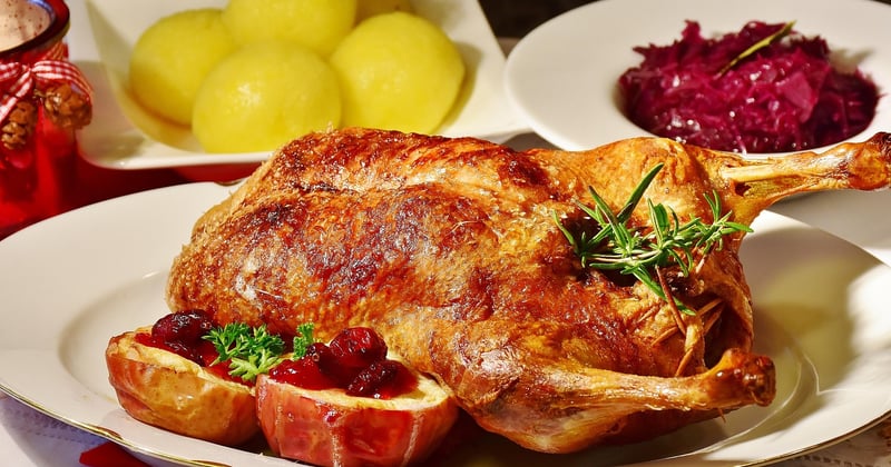 Comment cuisiner un poulet rôti juteux au four : la méthode facile